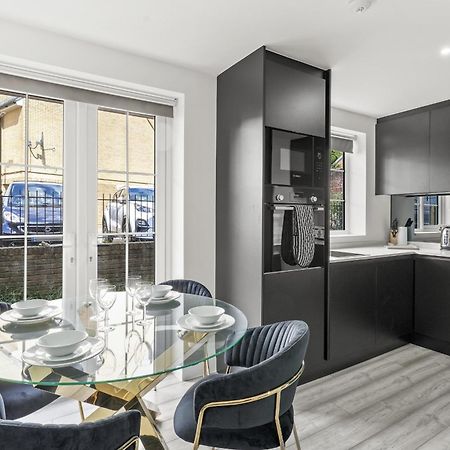 Elegant Apartments In Staines L Free Onsite Parking Staines-upon-Thames Exteriér fotografie