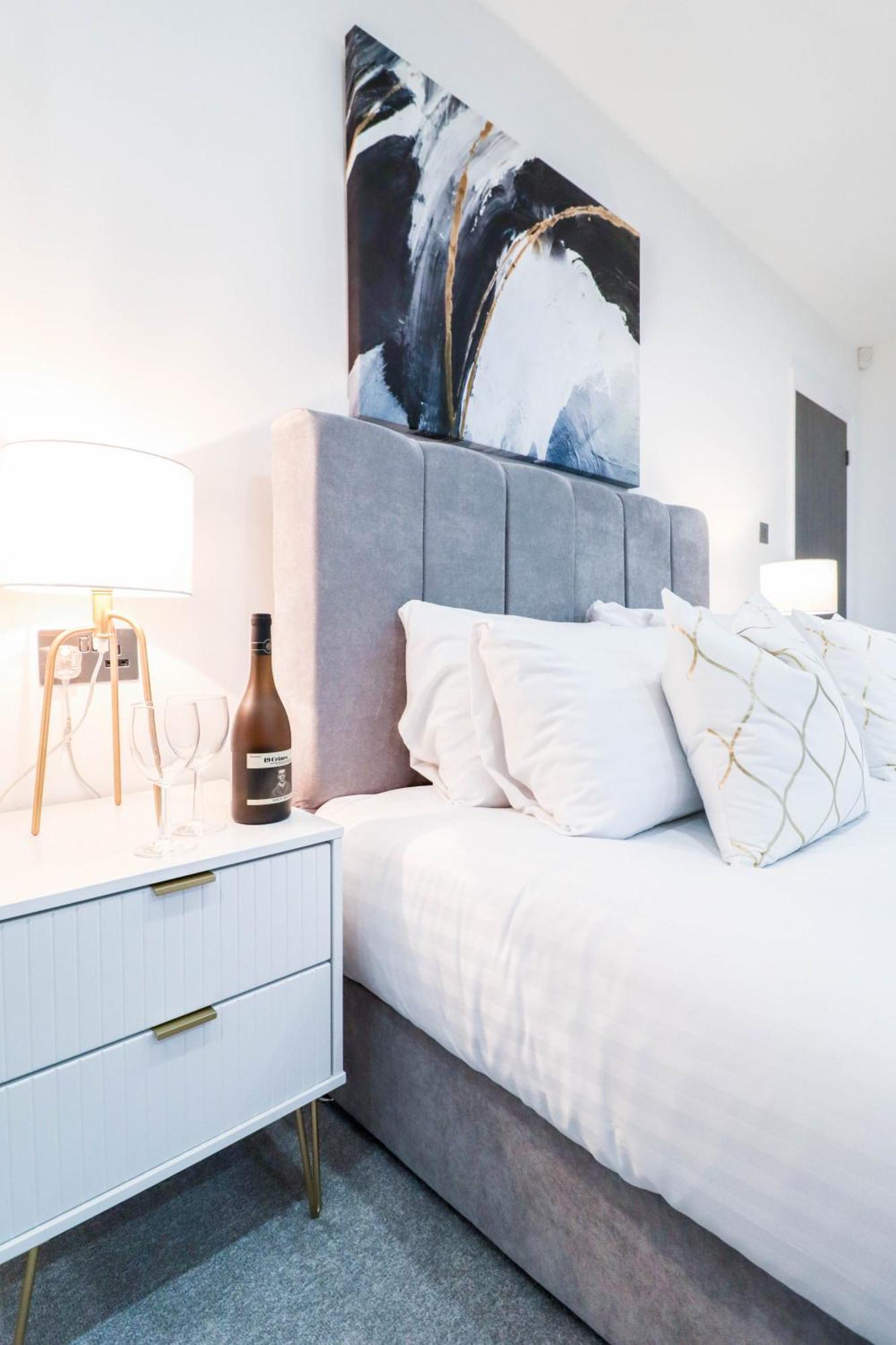 Elegant Apartments In Staines L Free Onsite Parking Staines-upon-Thames Exteriér fotografie