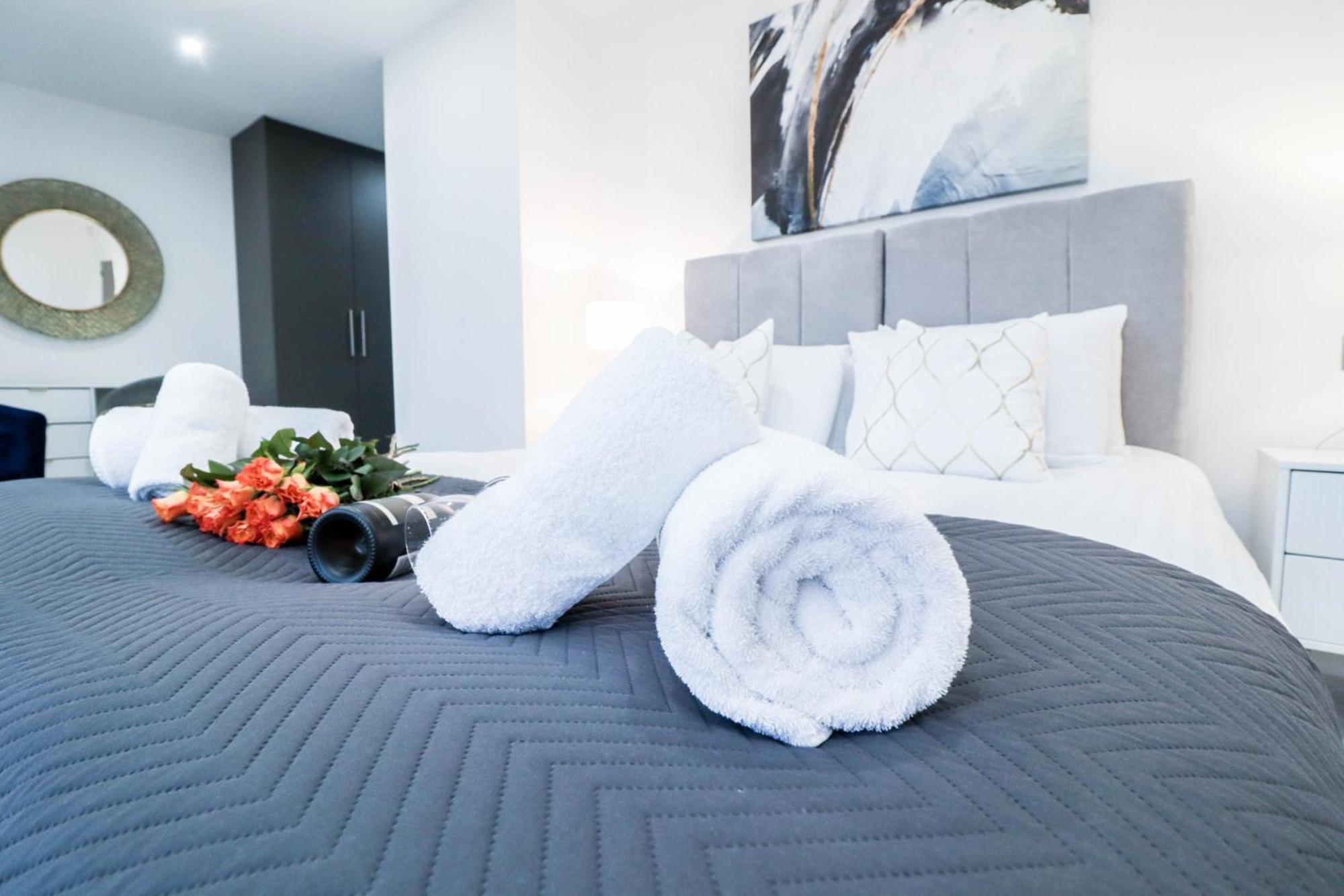 Elegant Apartments In Staines L Free Onsite Parking Staines-upon-Thames Exteriér fotografie