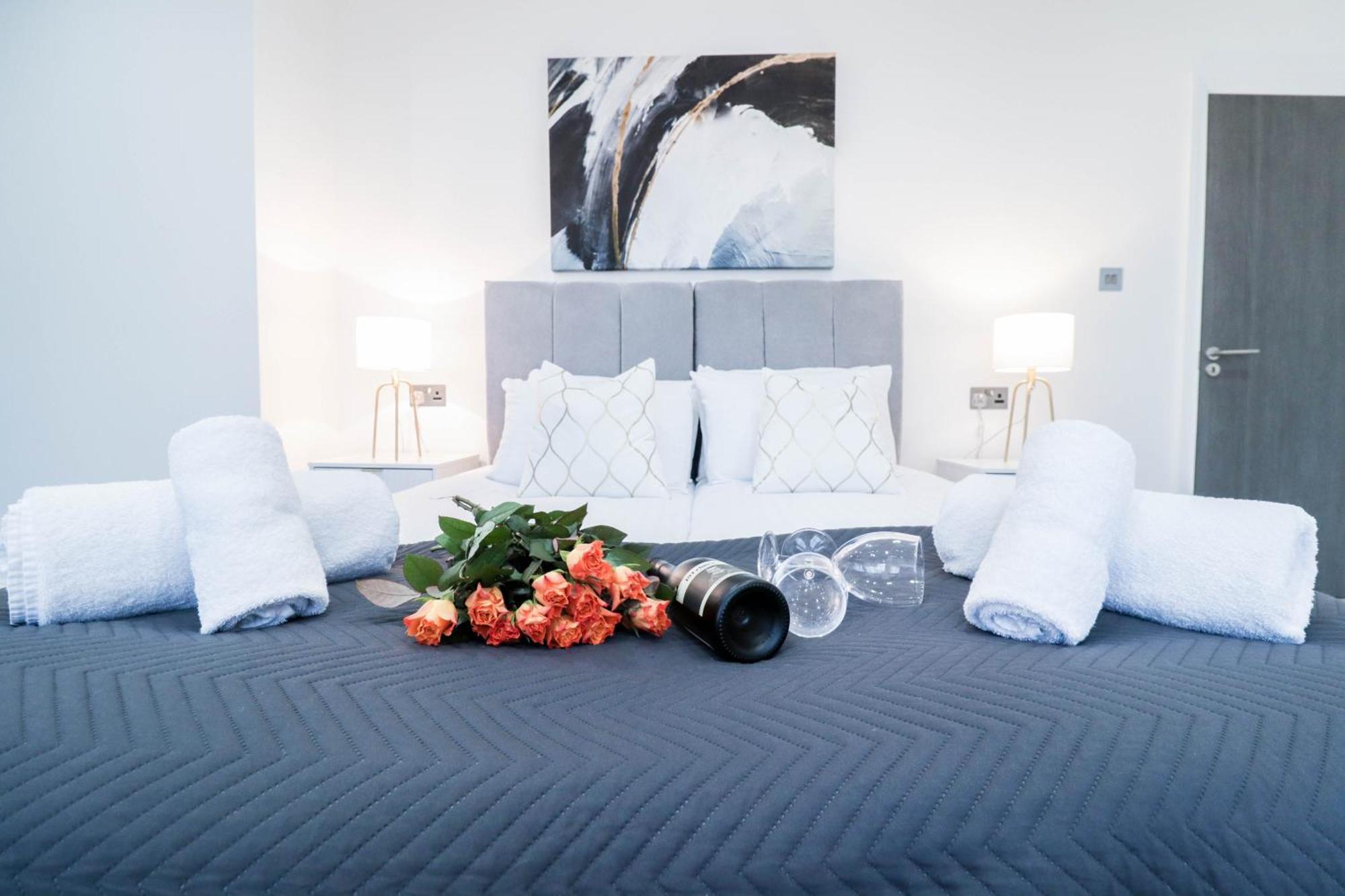 Elegant Apartments In Staines L Free Onsite Parking Staines-upon-Thames Exteriér fotografie