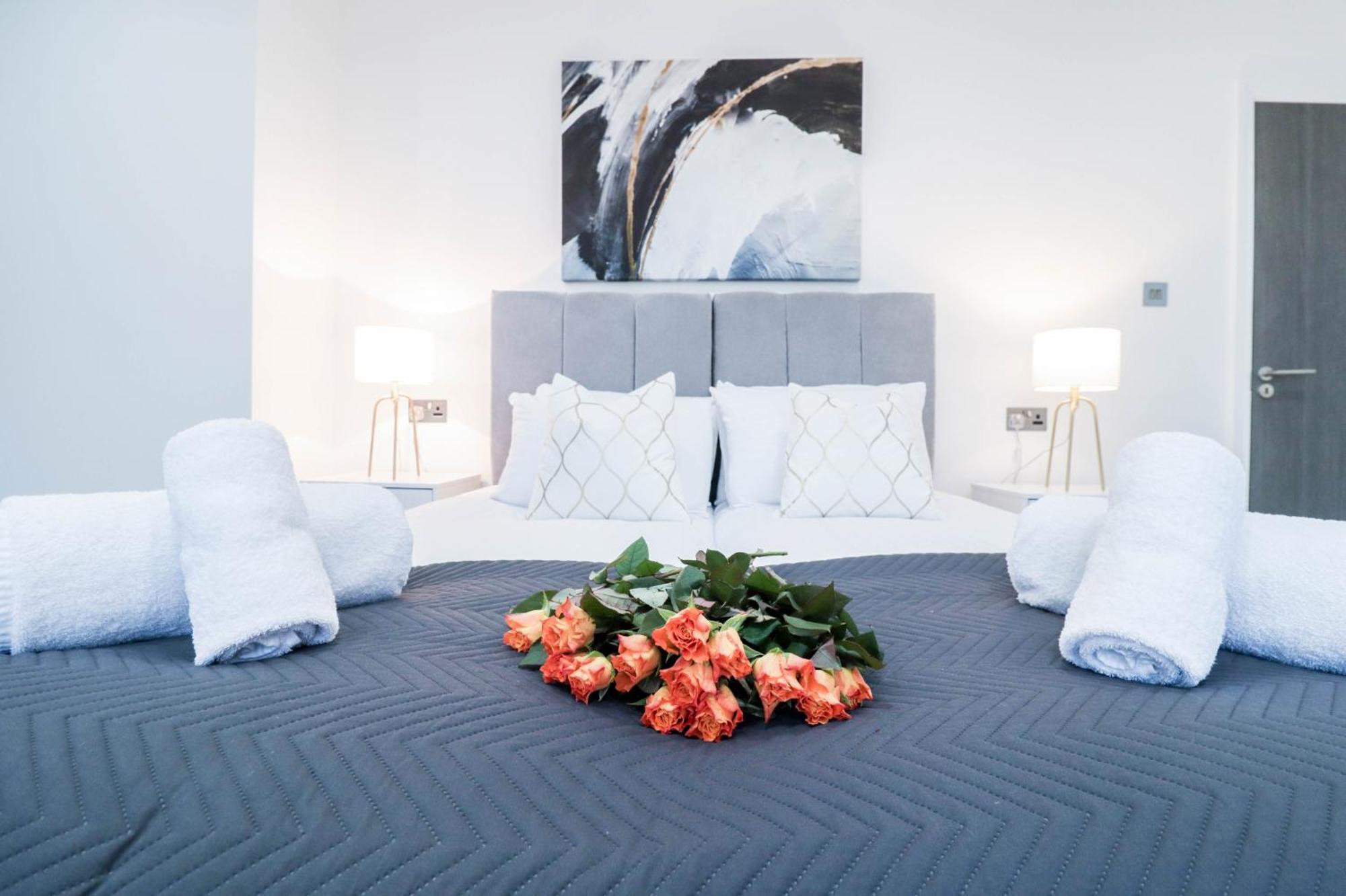 Elegant Apartments In Staines L Free Onsite Parking Staines-upon-Thames Exteriér fotografie