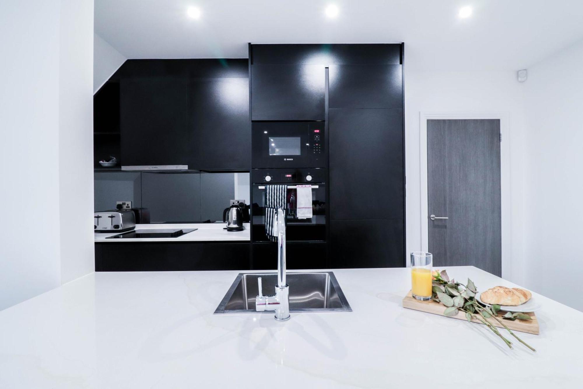 Elegant Apartments In Staines L Free Onsite Parking Staines-upon-Thames Exteriér fotografie